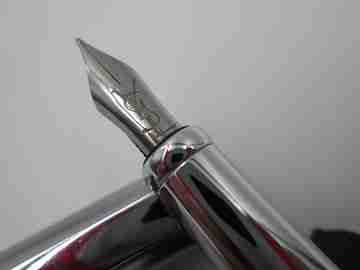 Yves Saint Laurent París fountain pen. Satin and chromed steel. Cartridge. 1980's