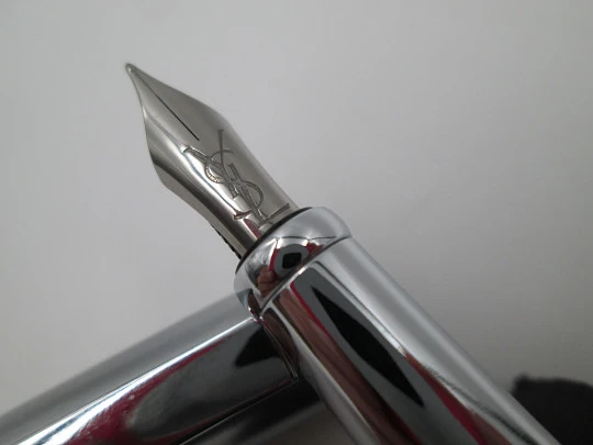 Yves Saint Laurent París fountain pen. Satin and chromed steel. Cartridge. 1980's