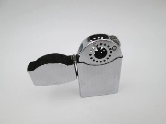 Zenith Windproof petrol pocket lighter. Chromed metal. Linear pattern. Japan. 1960's