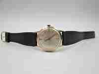 Zenith. 18 karat yellow gold. Automatic movement. Black leather strap. 1960's. Swiss