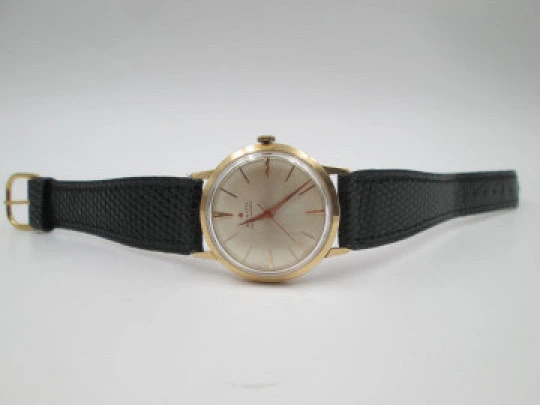 Zenith. 18 karat yellow gold. Automatic movement. Black leather strap. 1960's. Swiss