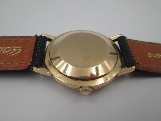 Zenith. 18 karat yellow gold. Automatic movement. Black leather strap. 1960's. Swiss