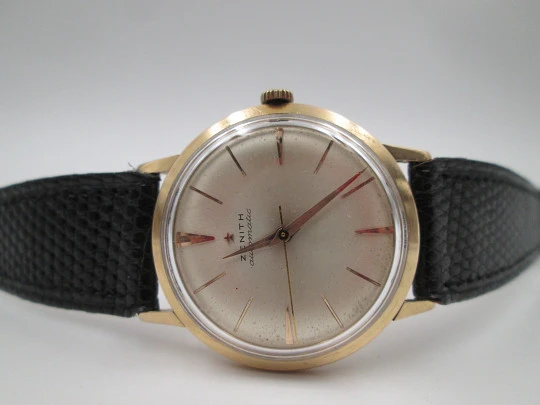 Zenith. 18 karat yellow gold. Automatic movement. Black leather strap. 1960's. Swiss