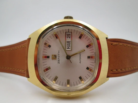 Zenith. Stainless steel and gold plated. Automatic. Date & day. 1975's. Strap