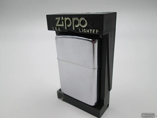 Zippo Clásico. 1990. Diseño rayado. Estuche. Latón plateado. Gasolina