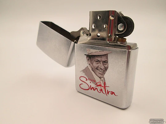 Zippo Frank Sinatra. Gasolina. 2002. Latón plateado. Caja