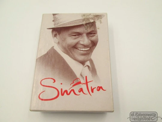 Zippo Frank Sinatra. Gasolina. 2002. Latón plateado. Caja