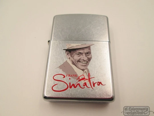 Zippo Frank Sinatra. Gasolina. 2002. Latón plateado. Caja