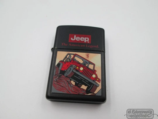 Zippo Jeep Wrangler, la leyenda americana. Gasolina. Latón lacado negro