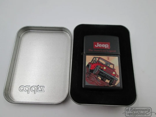 Zippo Jeep Wrangler, la leyenda americana. Gasolina. Latón lacado negro