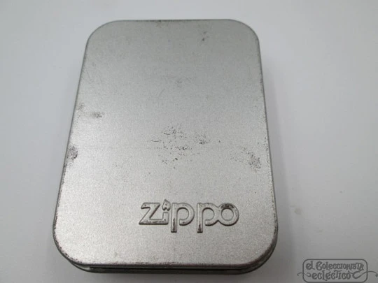 Zippo Jeep Wrangler, la leyenda americana. Gasolina. Latón lacado negro