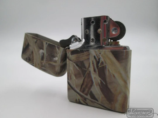 Zippo Realtree Hardwoods. 2008. Petrol. Lacquer brass. Box