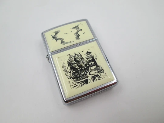 Zippo Scrimshaw. Cromo pulido y acrílico blanco. Diseño faro y galeón. 1992