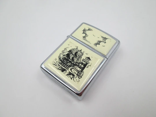 Zippo Scrimshaw. Cromo pulido y acrílico blanco. Diseño faro y galeón. 1992