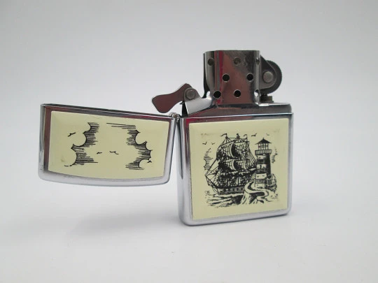 Zippo Scrimshaw. Cromo pulido y acrílico blanco. Diseño faro y galeón. 1992