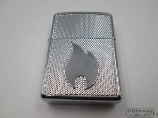 Zippo. Caja madera y garantía. 2005. Serie G. Motivo llama. Latón