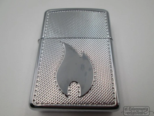 Zippo. Caja madera y garantía. 2005. Serie G. Motivo llama. Latón