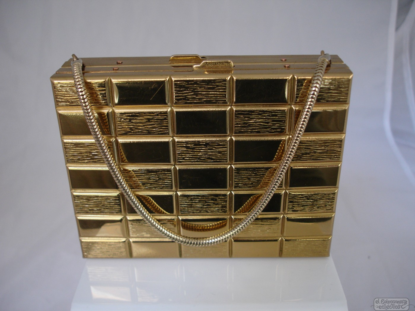 Metal vanity case outlet