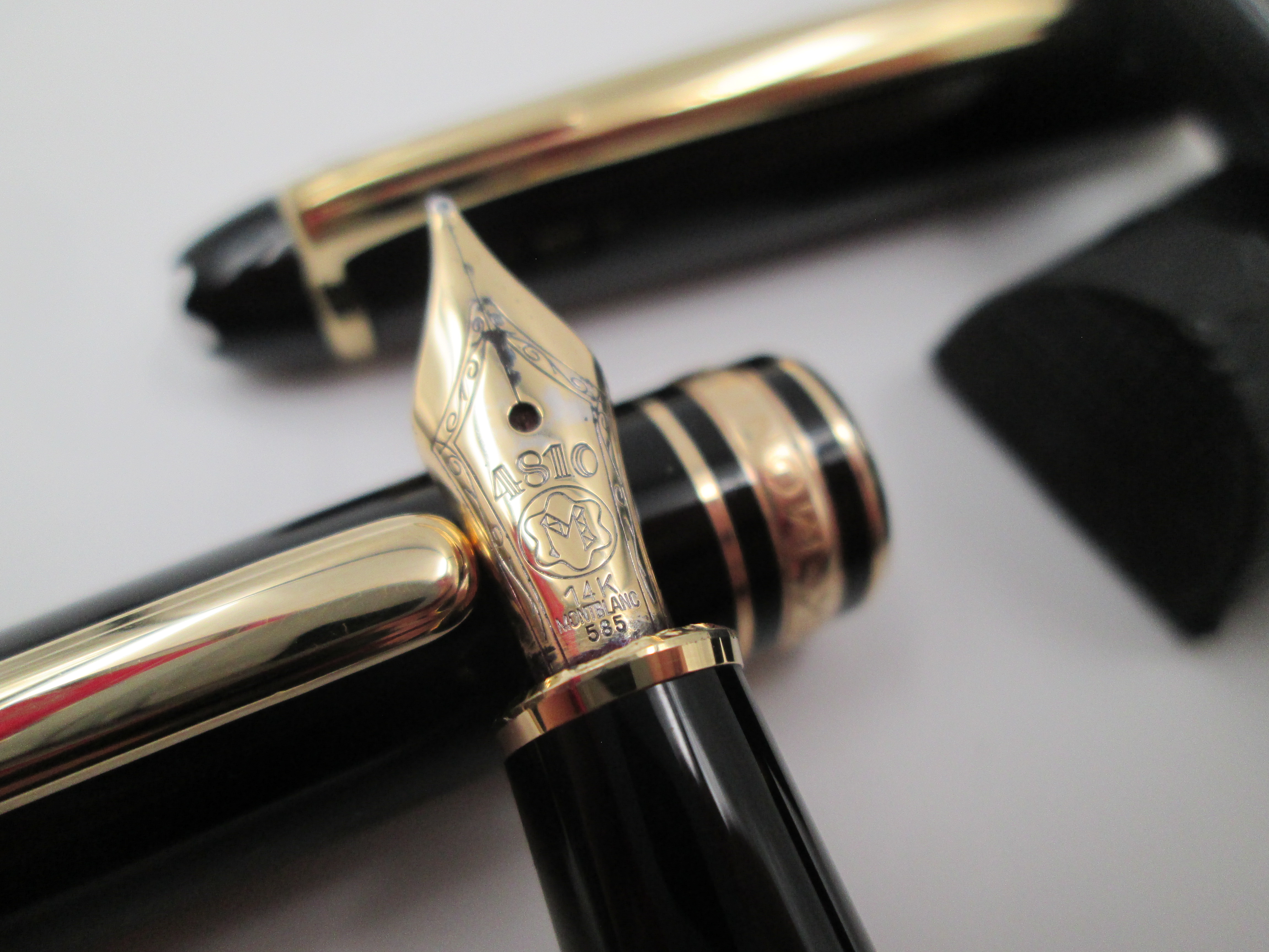 Duo Meisterstück 144, Black resin, Gold leather Pouch, fountain pen and rollerball