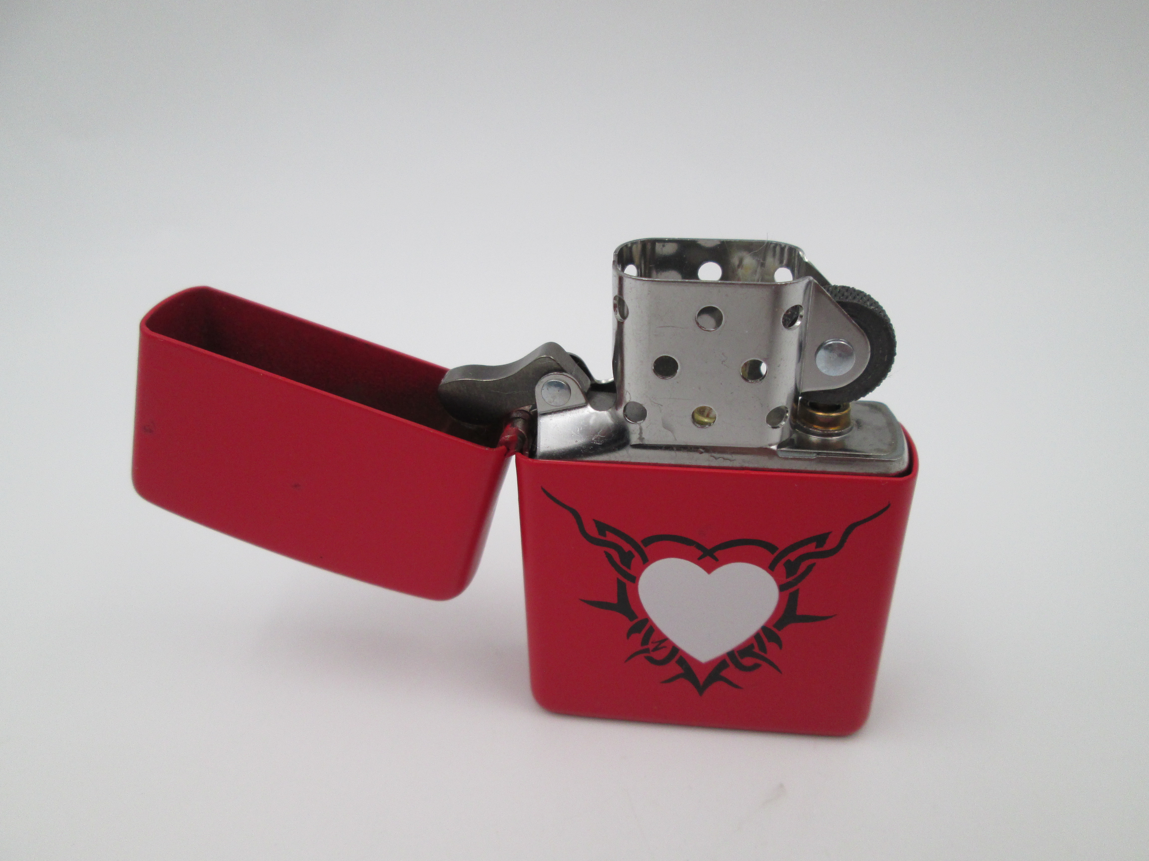 Encendedor Gasolina Zippo Love Metal Cromado Esmalte Rojo