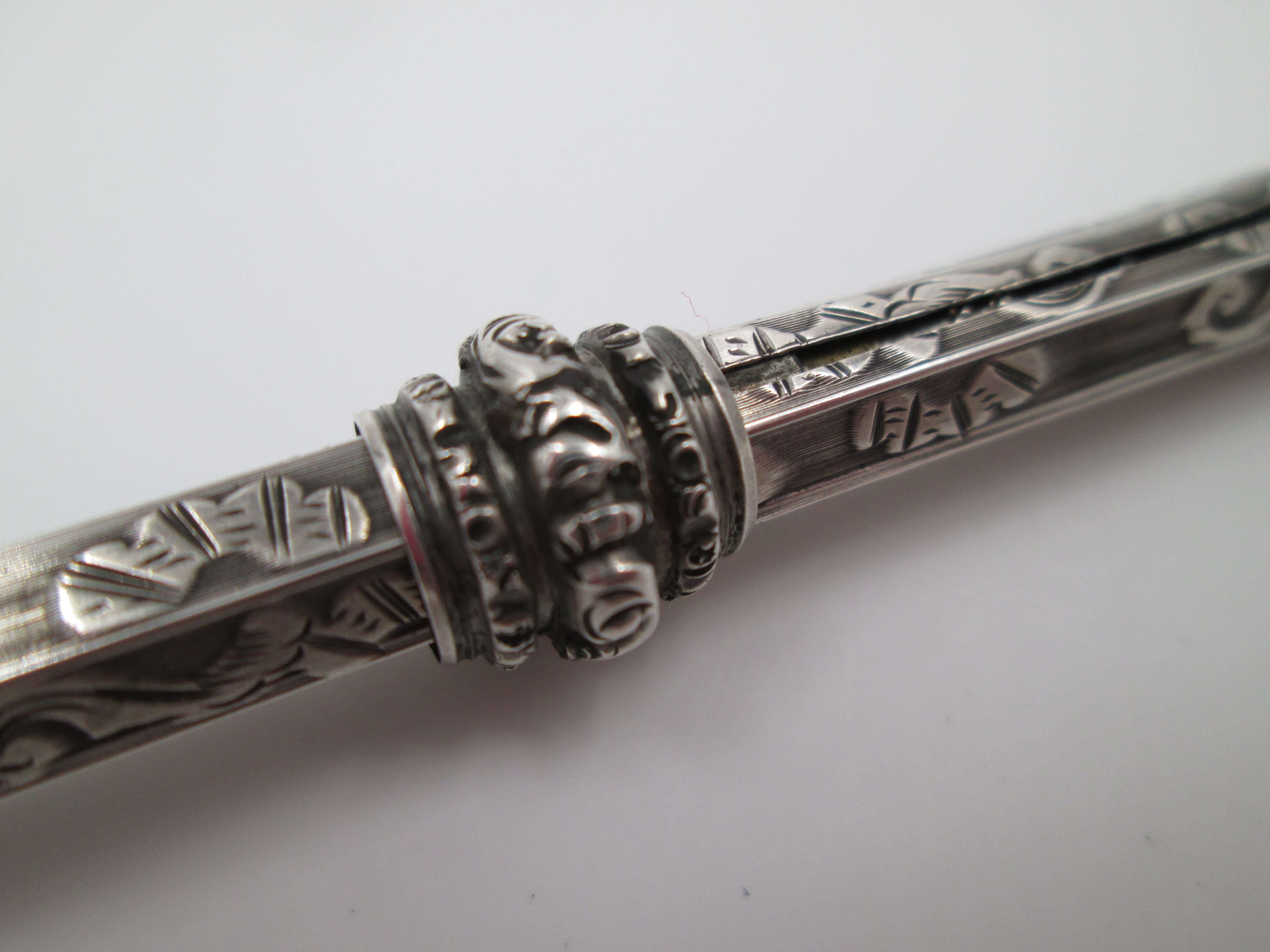 Mechanical Propelling Twist Pencil Carved Silver And Nacre. | El