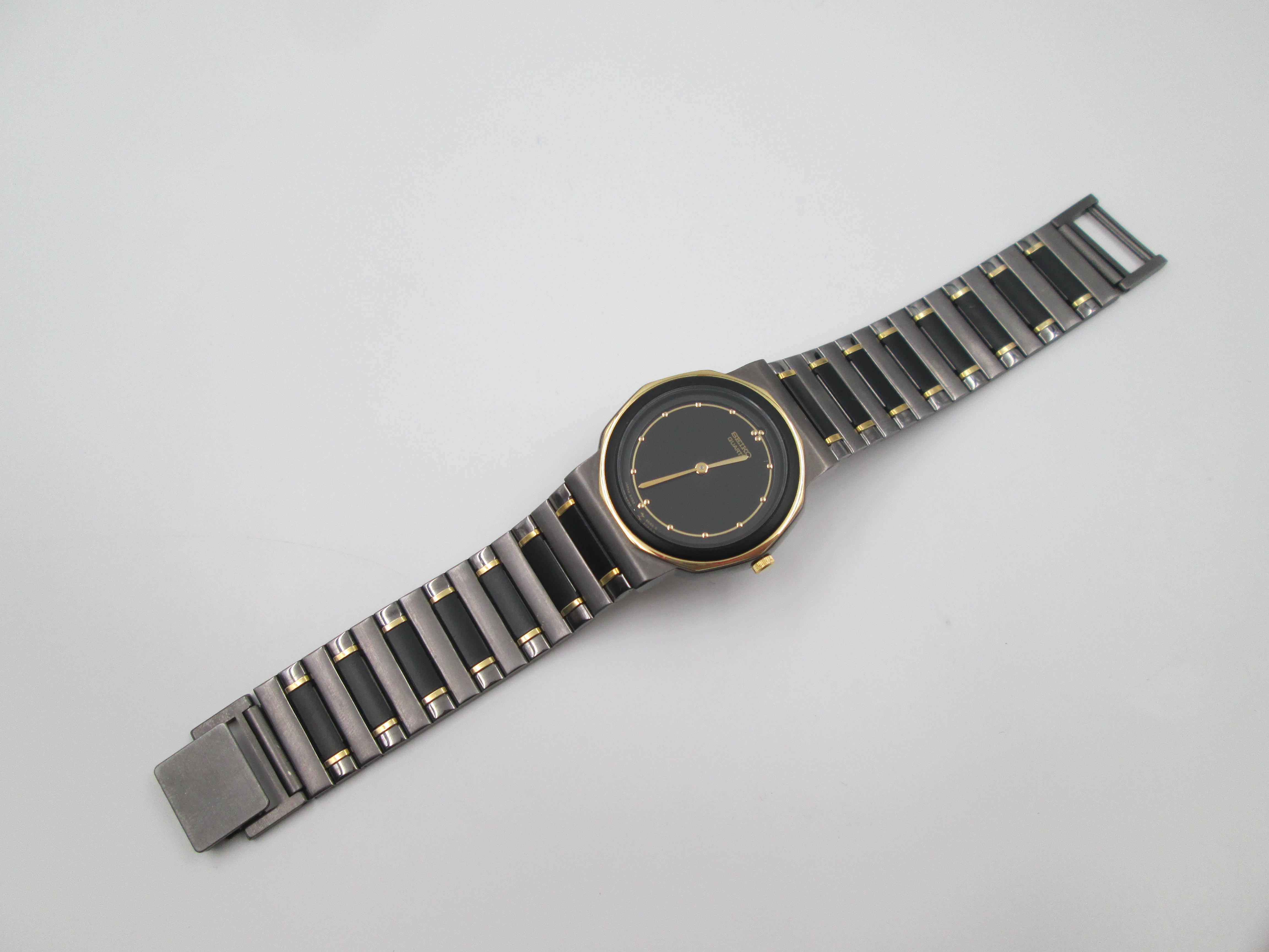 seiko black gold metal and steel quartz round case 1980s