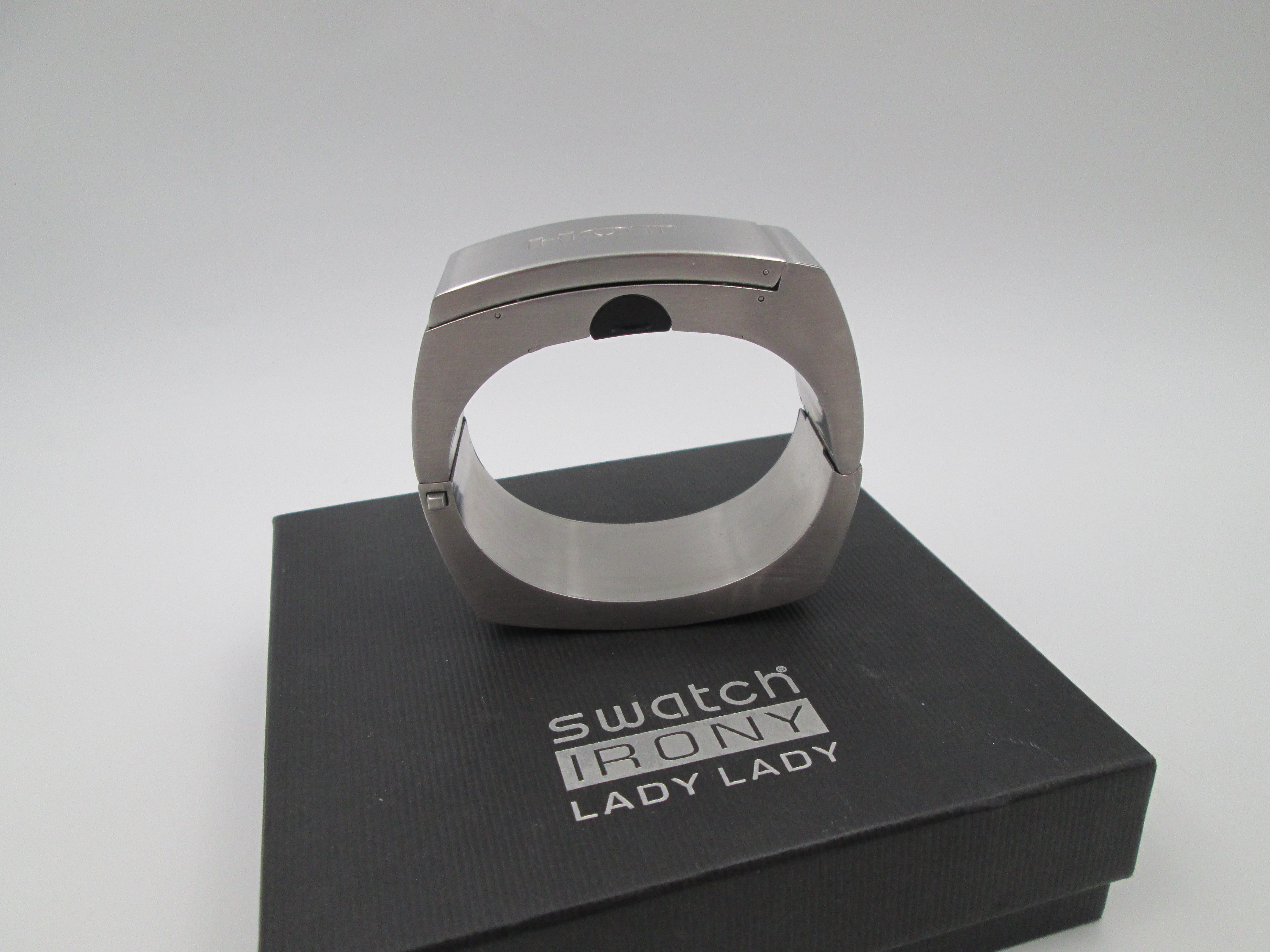 Swatch Irony Lady Xoanon Steel Red Dial Quartz Box 2000 El
